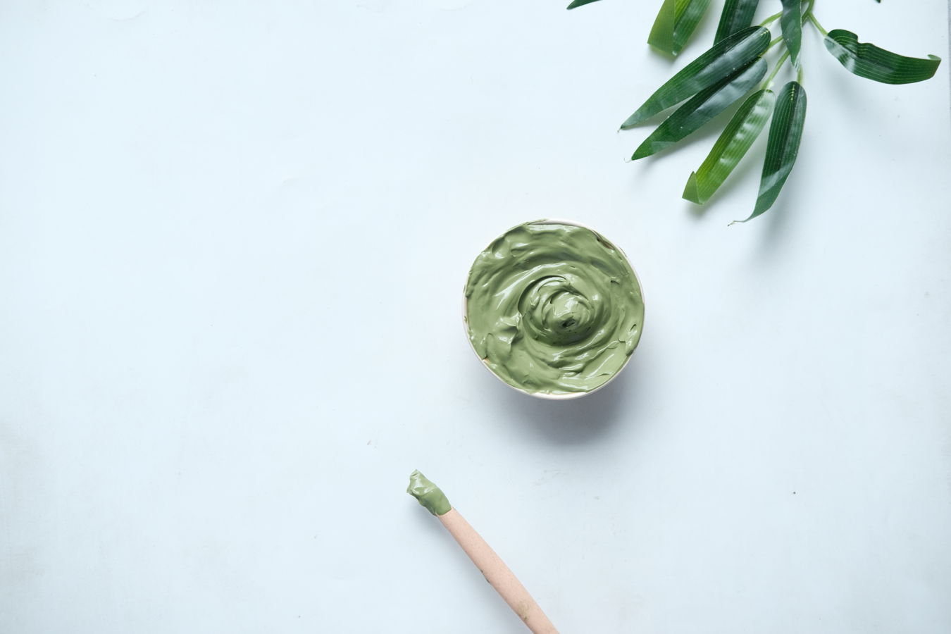 argilla verde dentro una piccola ciotola pronta per essere applicata sul viso